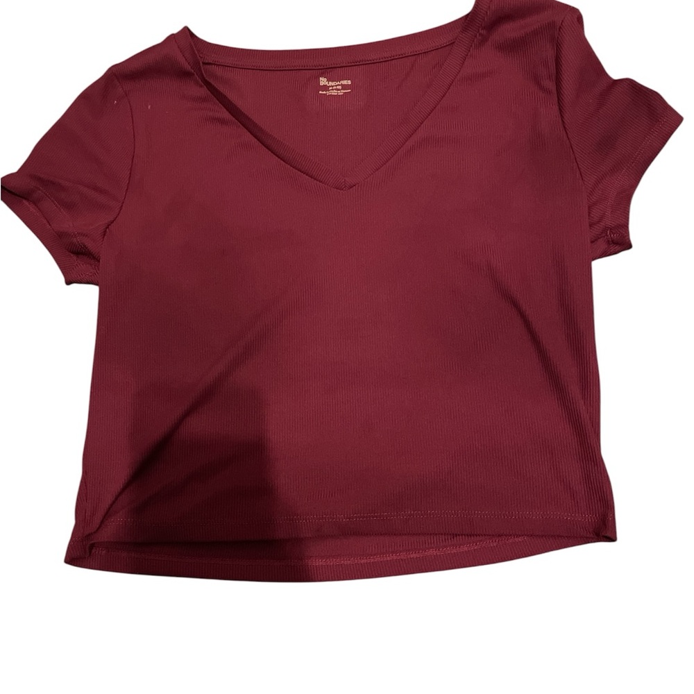No Boundaries Women's V-Neck Crop Tee - Wine